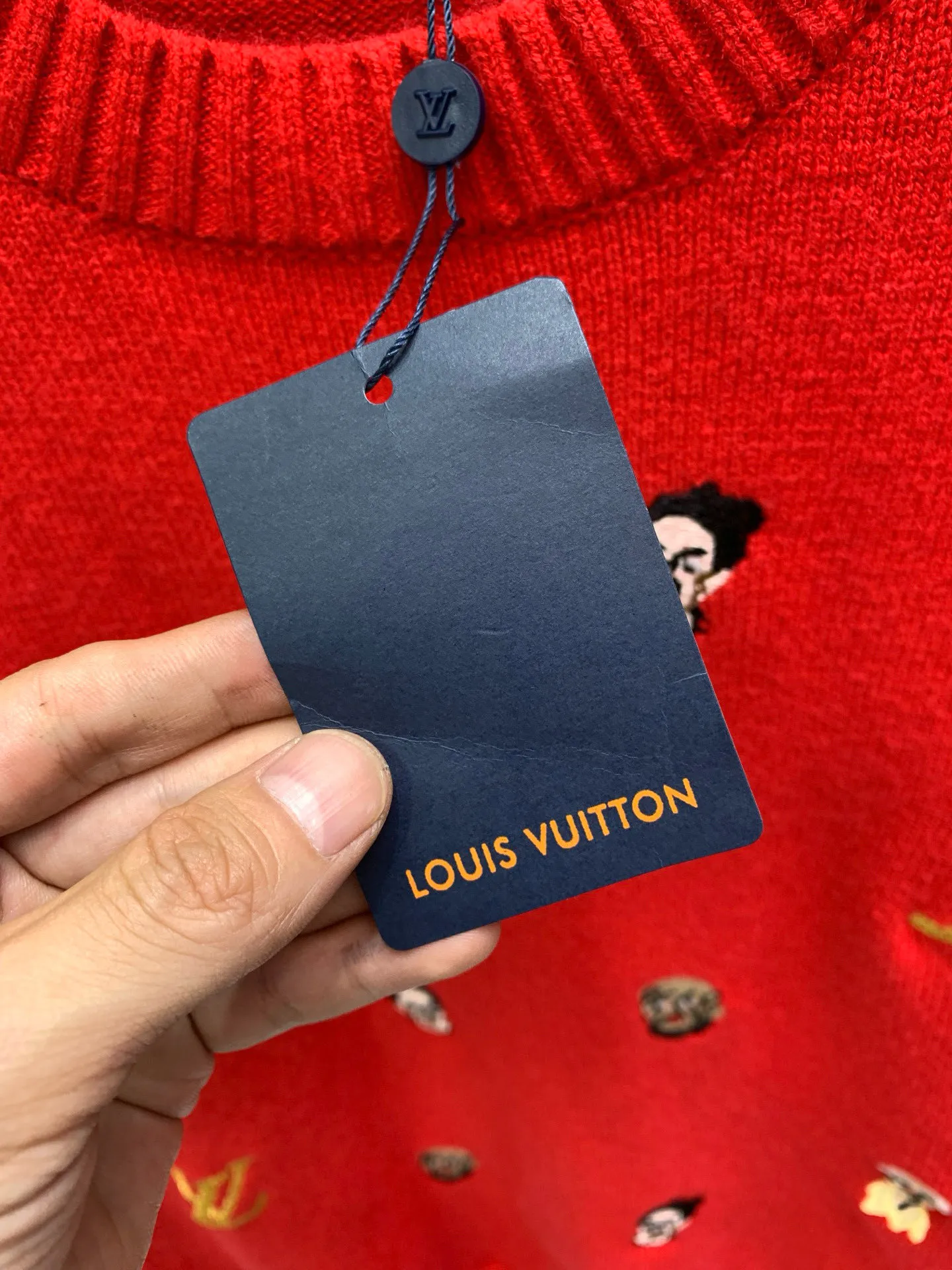 🅿️400 🀄️ Louis Vuitton 26* Autumn and Winter New Year's new products, same style for men and women. Classic logo jacquard logo, fashionable and versatile knitted sweater. Logo is embroidered with gold thread. The surrounding classic weird people's heads and faces are embroidered with complex craftsmanship. Ready-made clothes are crisp and draped with a sense of weight. Not only can they add a sense of fashion to daily wear, they feel soft, delicate, comfortable, breathable and not easily deformed. They are fashionable and individual and have a warm effect at the same time. The appearance is really nothing to say. Get it now